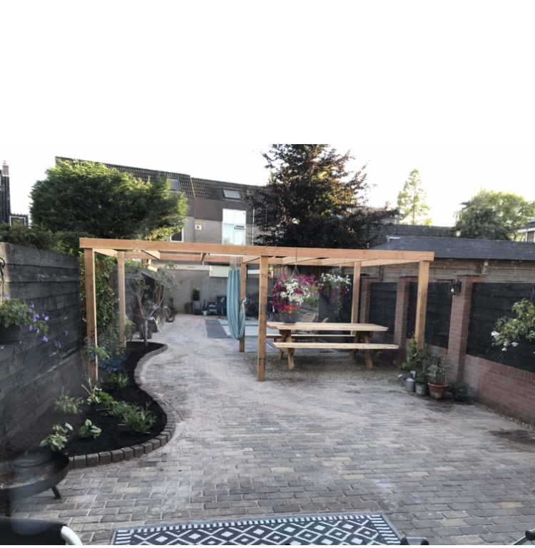 voor de schuur stond