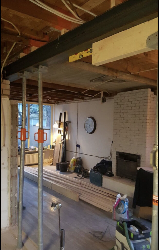 onze woonkamer tijdens het klussen